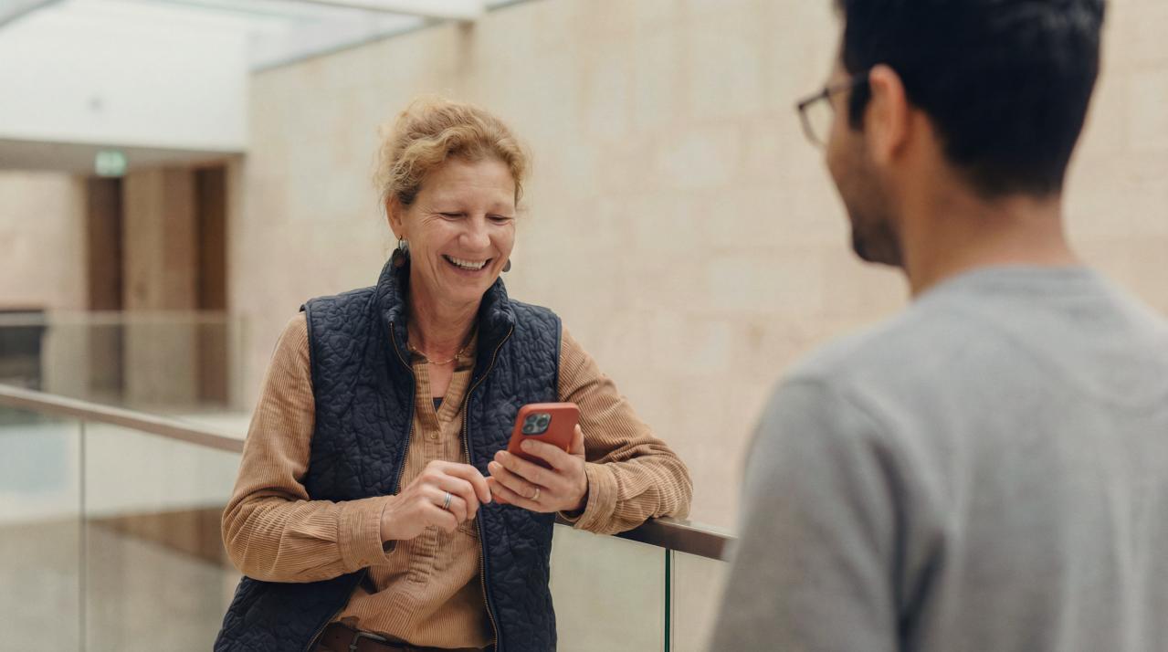 2026_AI-Image_Swisscom_Conversation_Phone